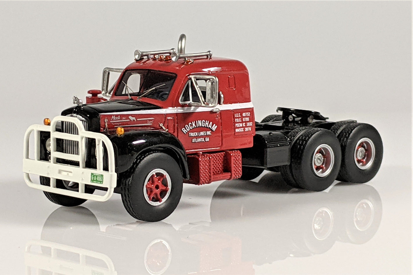1957 Mack B-61 ST - Red/Black