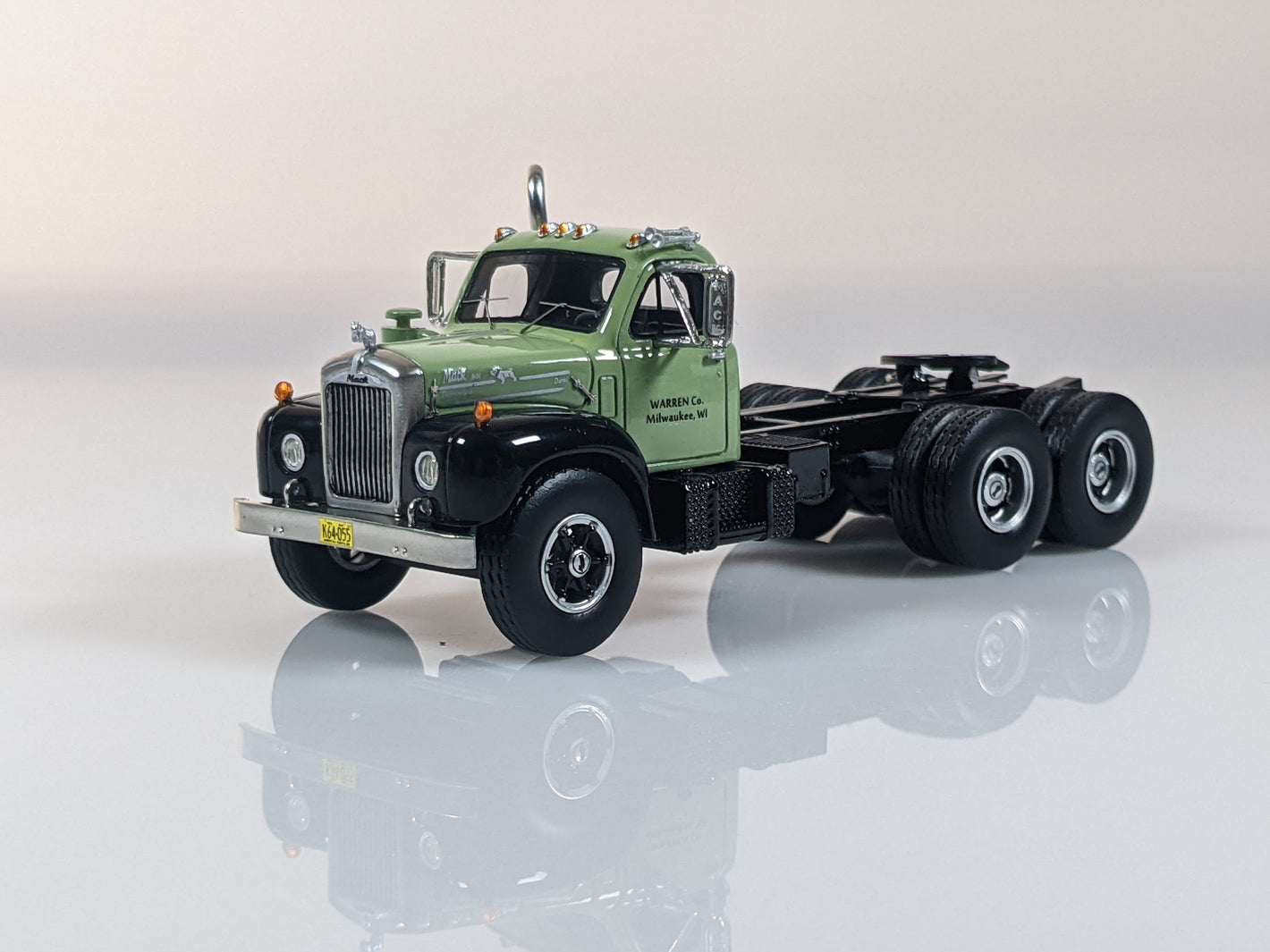 1957 Mack B-61-ST -Green/Black