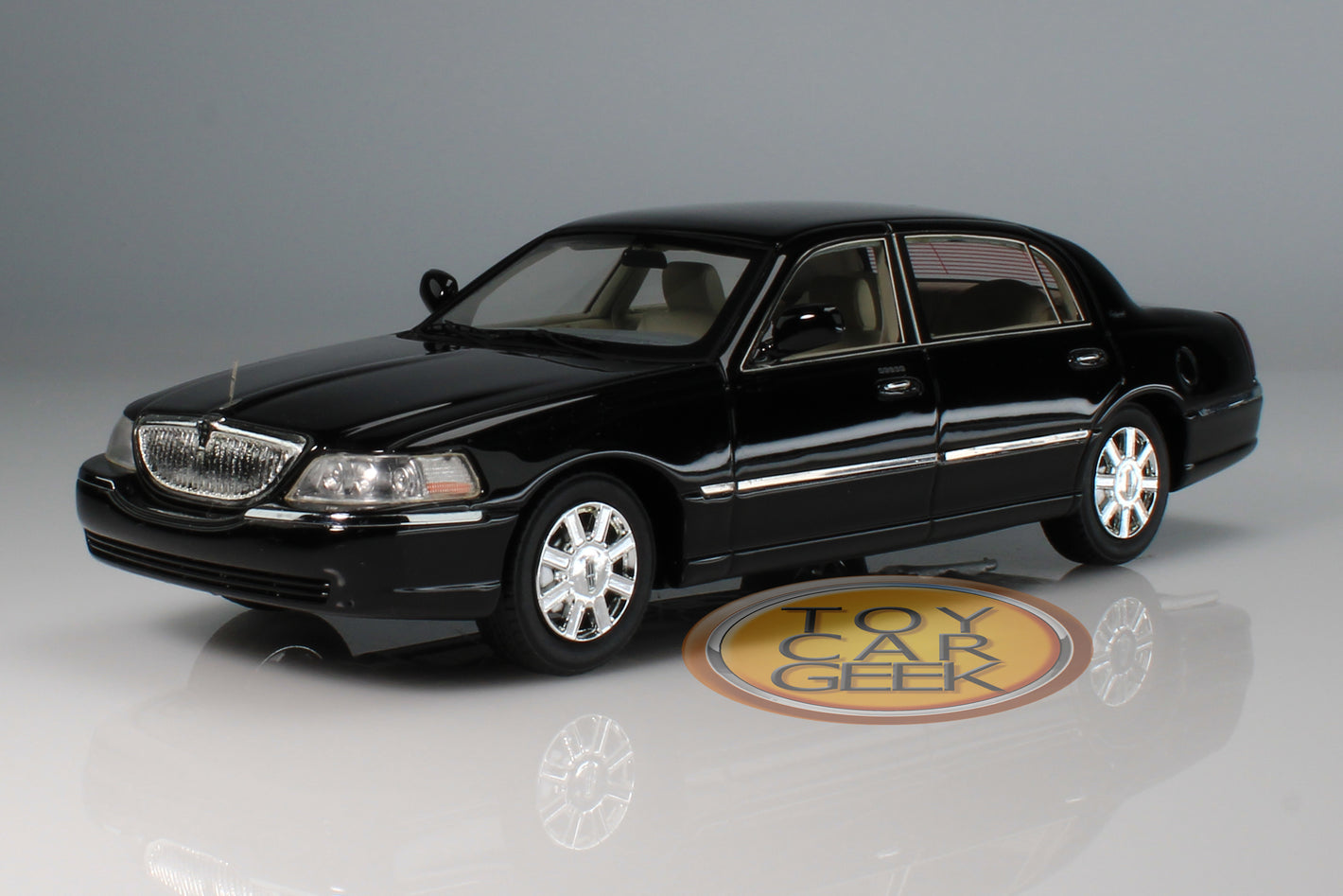 2011 Lincoln Town Car (Pre-Owned)