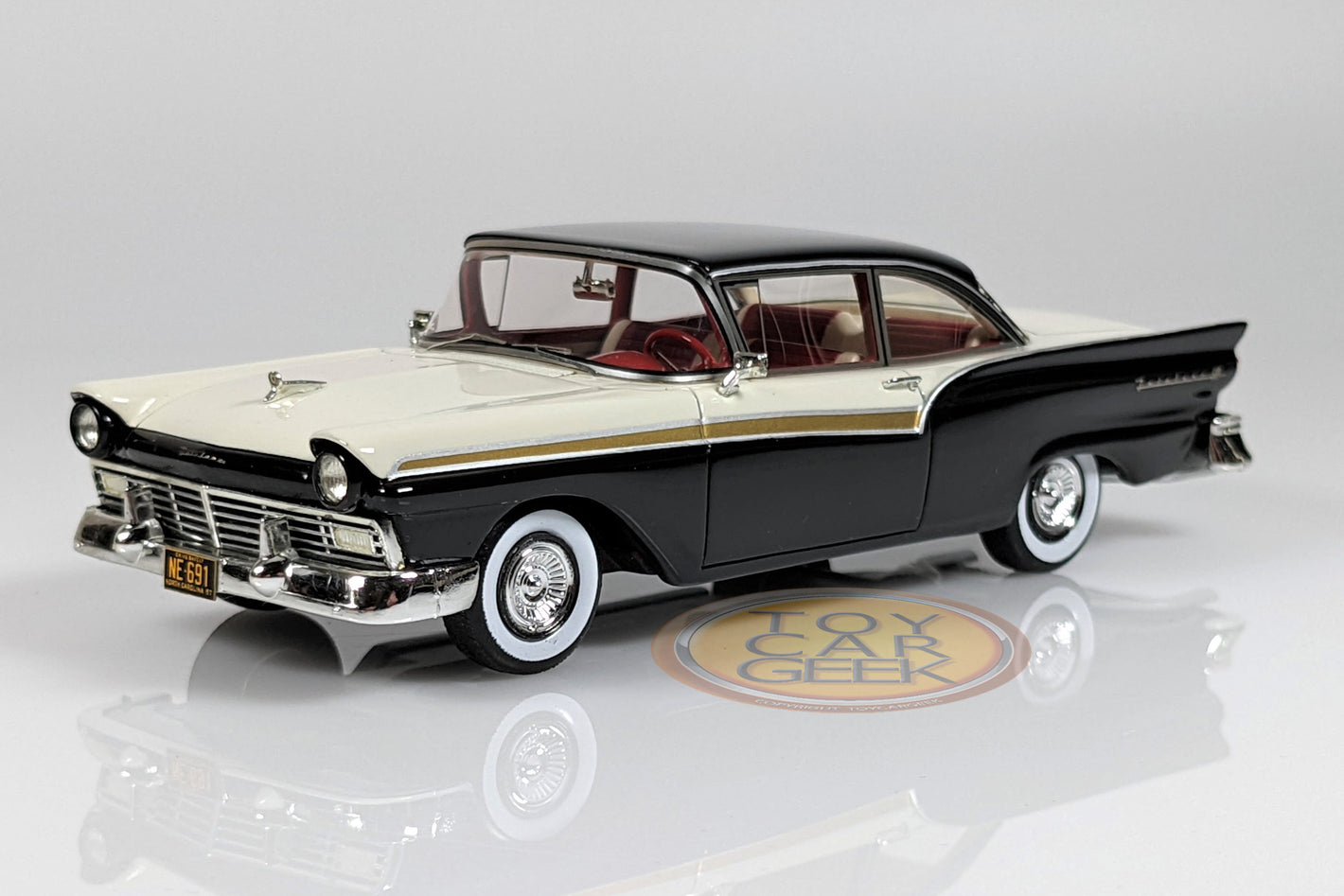 1957 Ford Fairlane 500 Hardtop - Black/White (Pre-Owned)