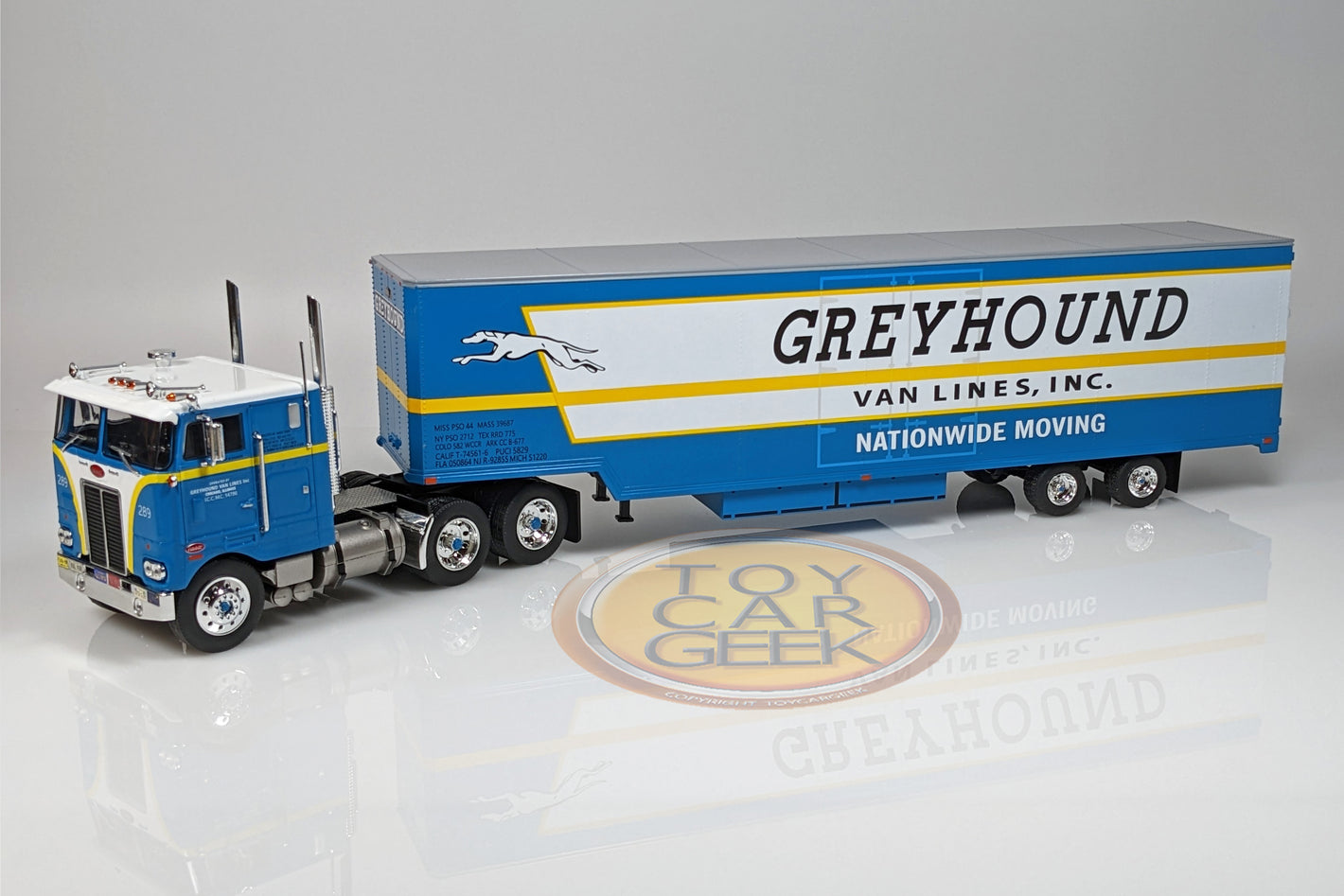 Peterbilt 352 Pacemaker - Greyhound Van Lines